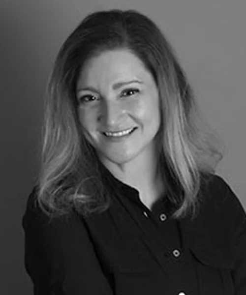 Portrait of Lisa, Global Director of HR at CuroGens.